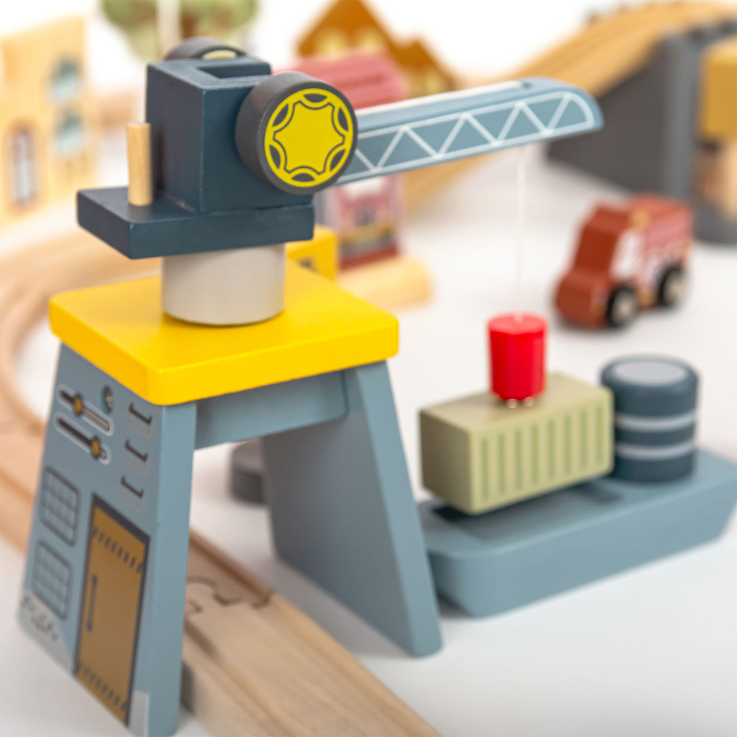 Дървена градска железница с електрически влак - движещ се кран, кораб, мостове