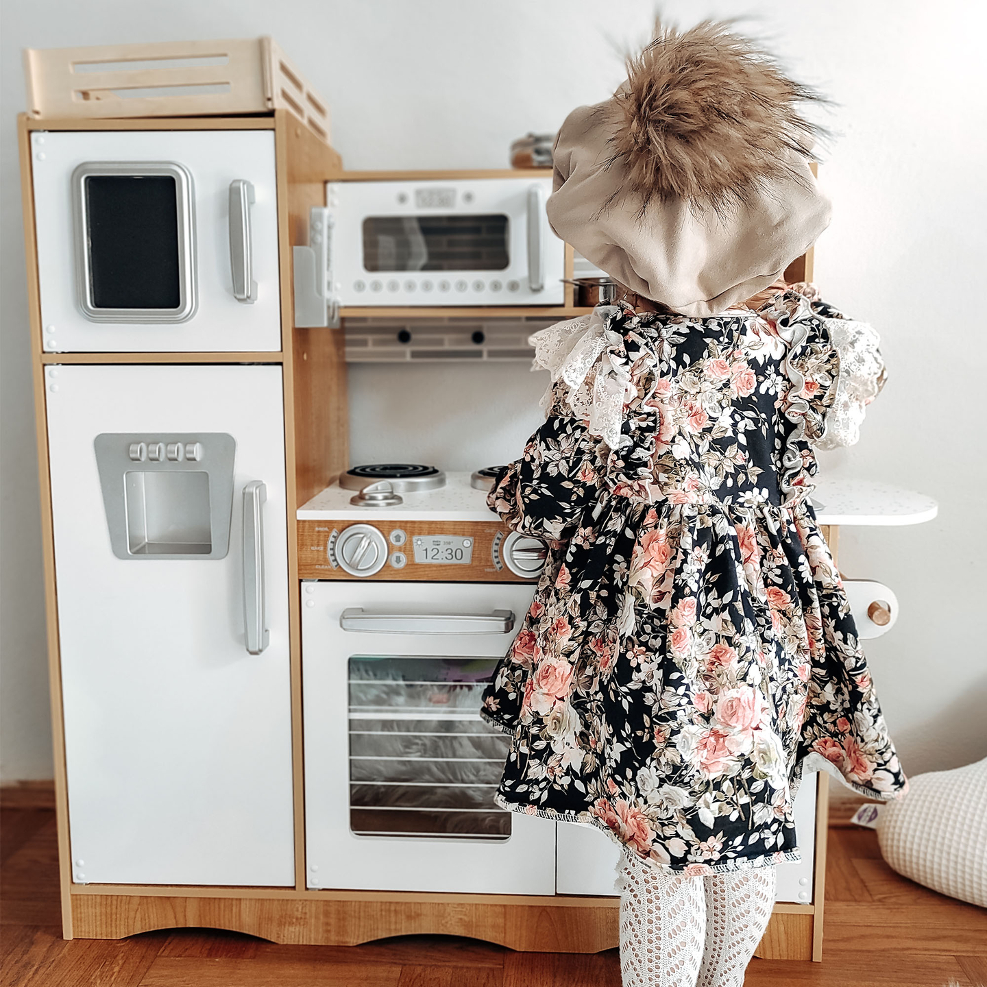 XXL дървена кухня с LED осветление, престилка и аксесоари