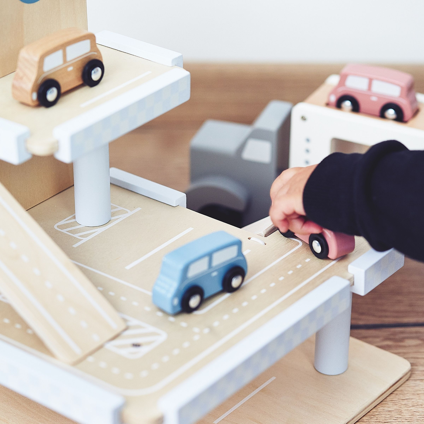 Дървен триетажен паркинг с асансьор - гараж за автомобили и хеликоптер