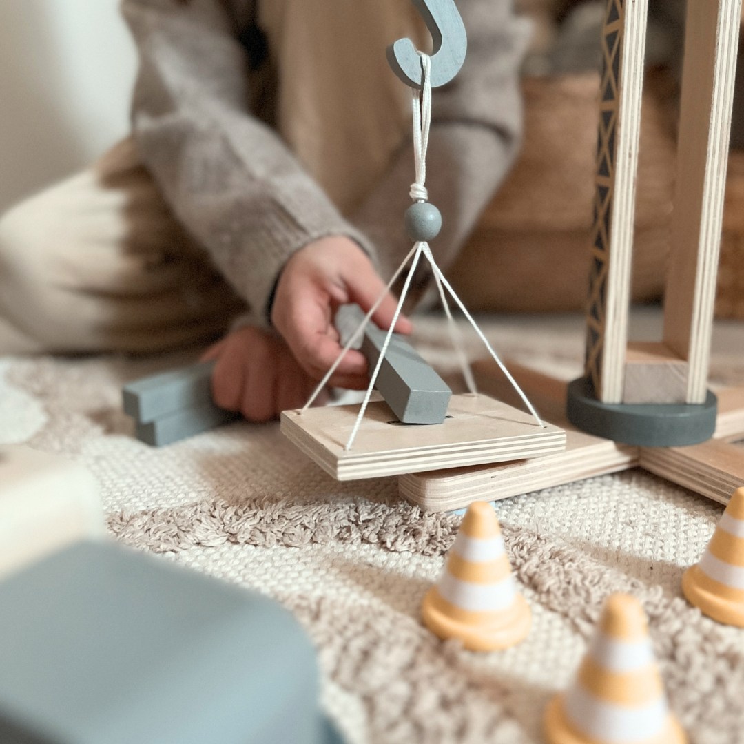 Дървена строителна площадка с голям мобилен кран и превозни средства, кулокранове