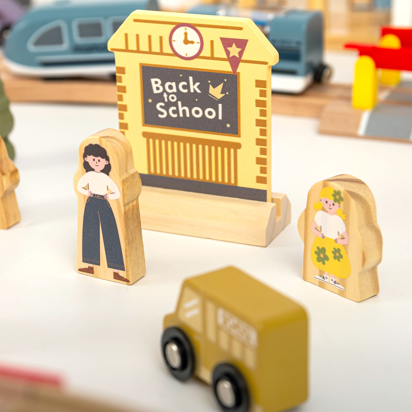 Дървена градска железница с електрически влак - движещ се кран, кораб, мостове