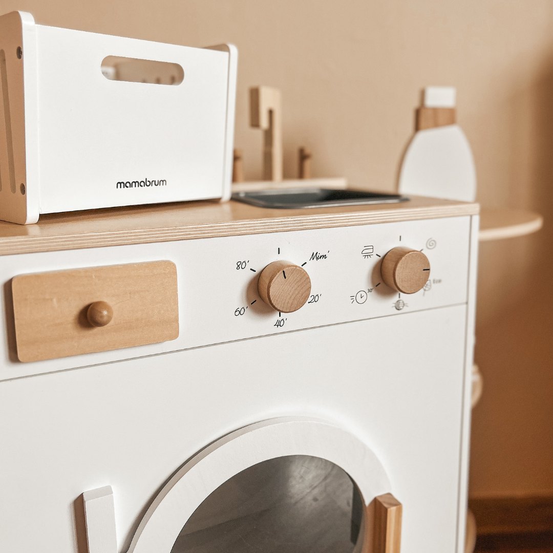 Дървена перална машина с ютия, кош и перилна течност