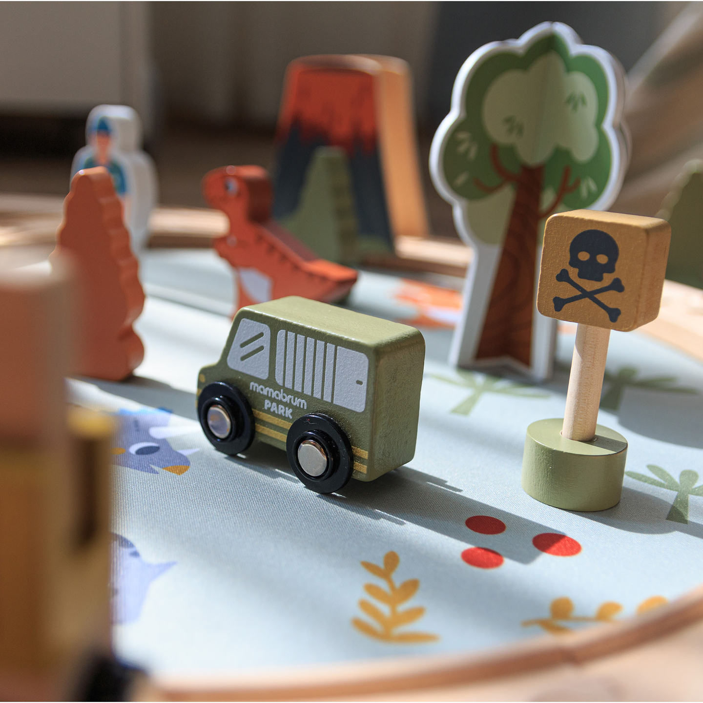 Дървено влакче Дино Парк с противоплъзгаща постелка - динозаври, влакче, релси, вулкан, камбана