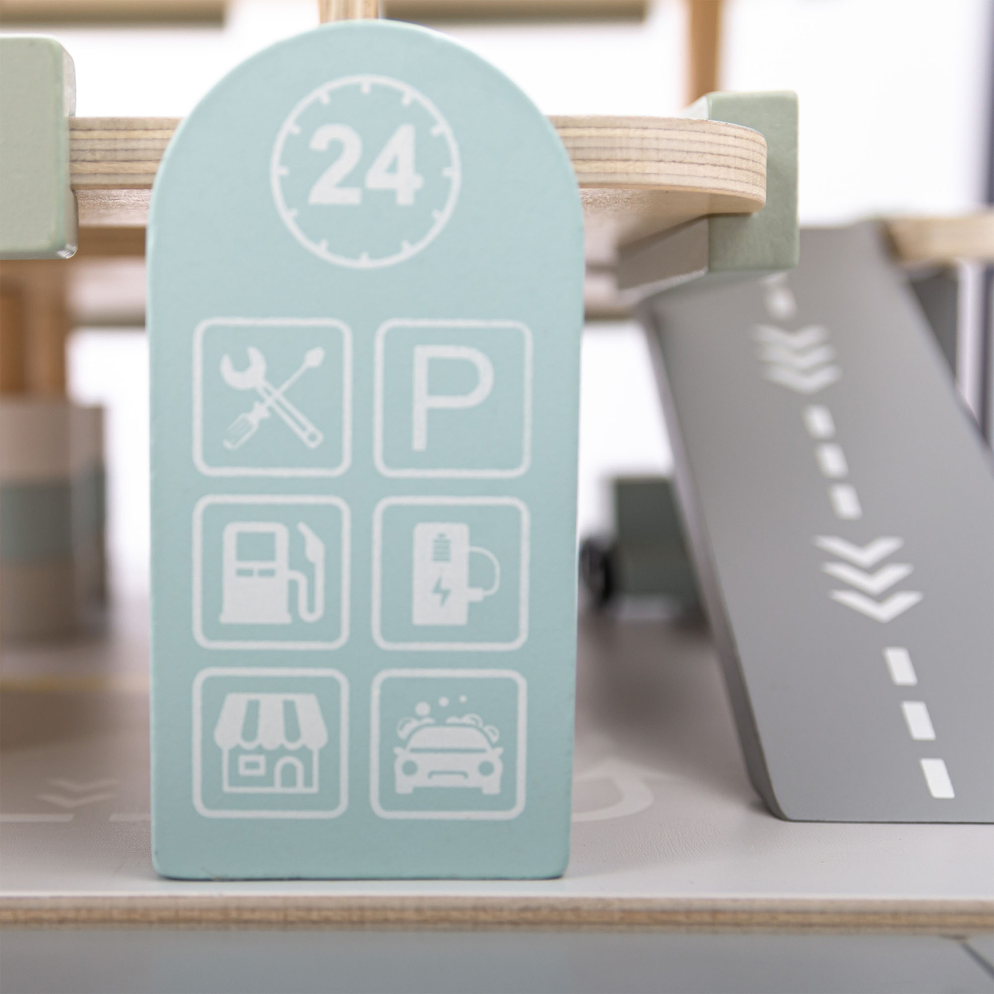 Дървен, триетажен гараж за деца с аксесоари – паркинг, бензиностанция, автомивка, хеликоптер