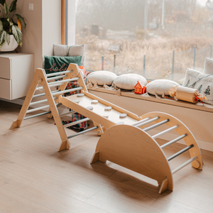 Дървена закрита детска площадка - стена за катерене, пързалка, арка/люлка за катерене и триъгълник на Пиклер