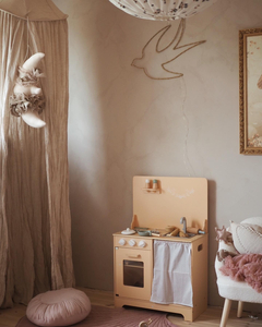 Дървена кухня с престилка, аксесоари и LED осветление