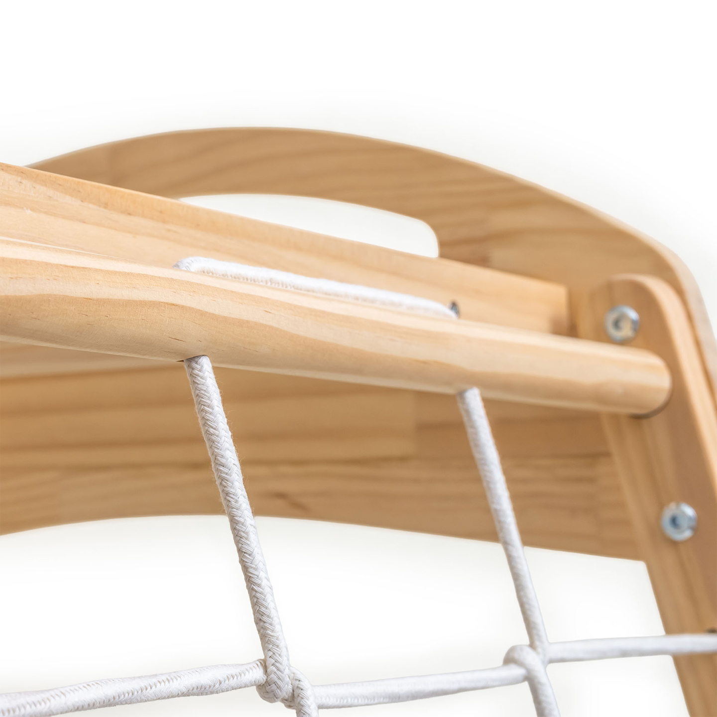 Дървена закрита детска площадка с люлка, гимнастически халки и мрежа за катерене