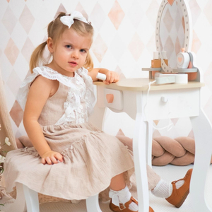 Дървена тоалетка с табуретка и аксесоари