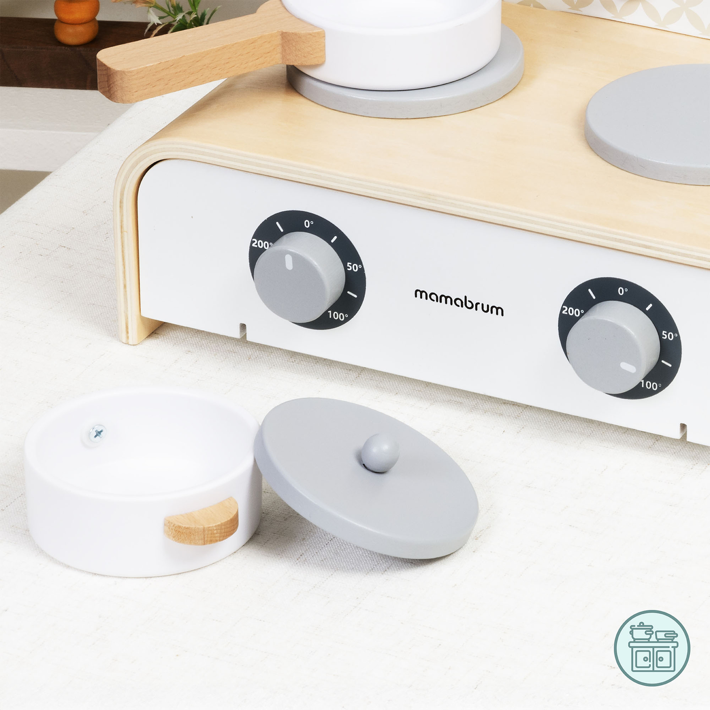 Дървена сгъваема кухня Mamabrum за деца - комплект с тенджери, кухненски аксесоари и място за съхранение