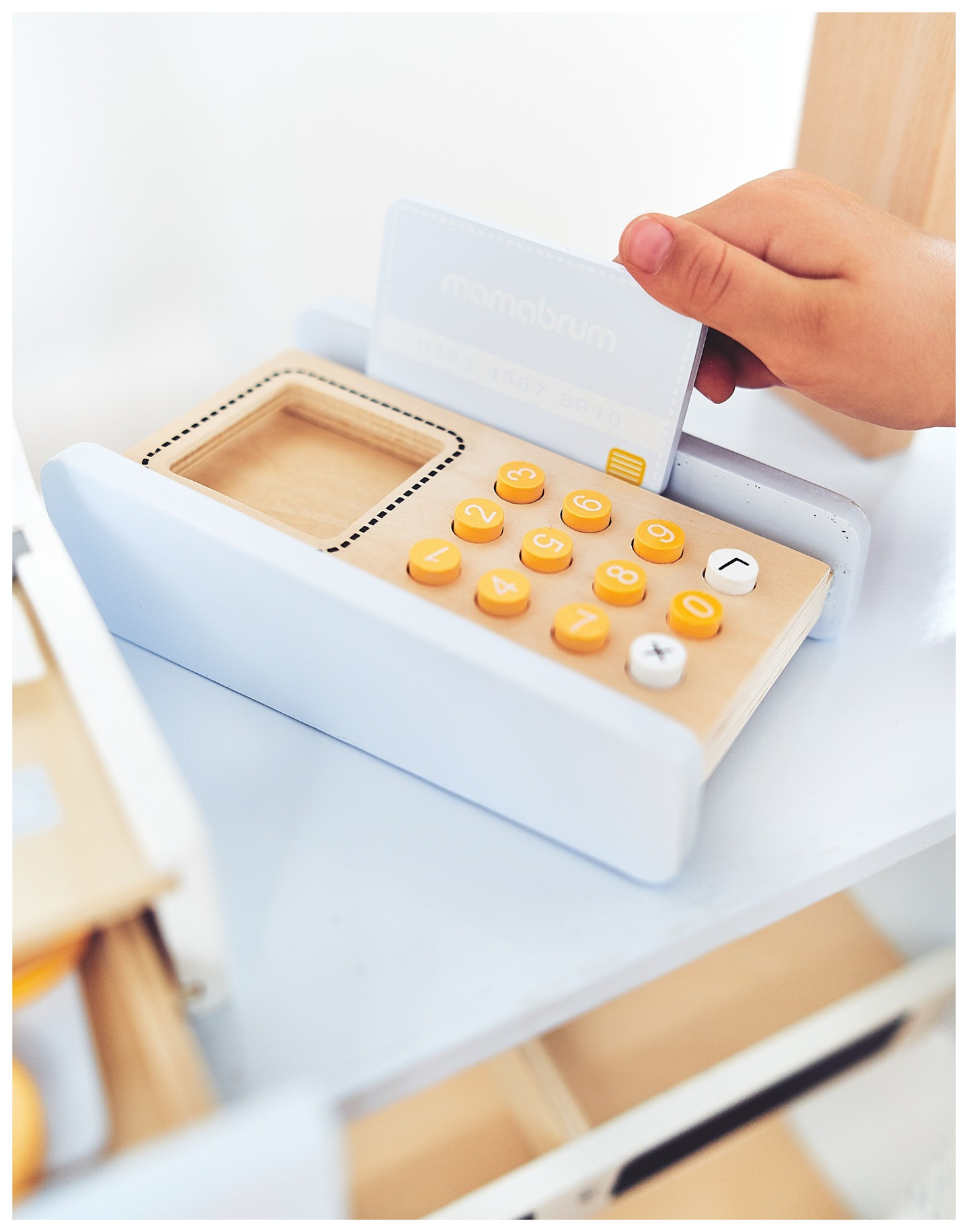 Магазин за зеленчуци - дървен щанд с щайги, касов апарат и терминал