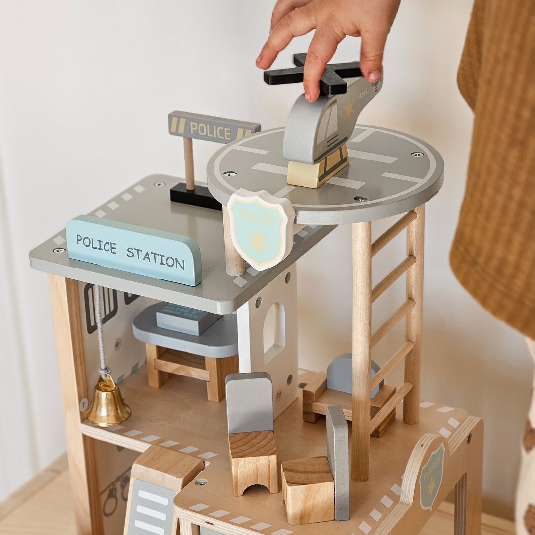 Дървен полицейски участък с аксесоари