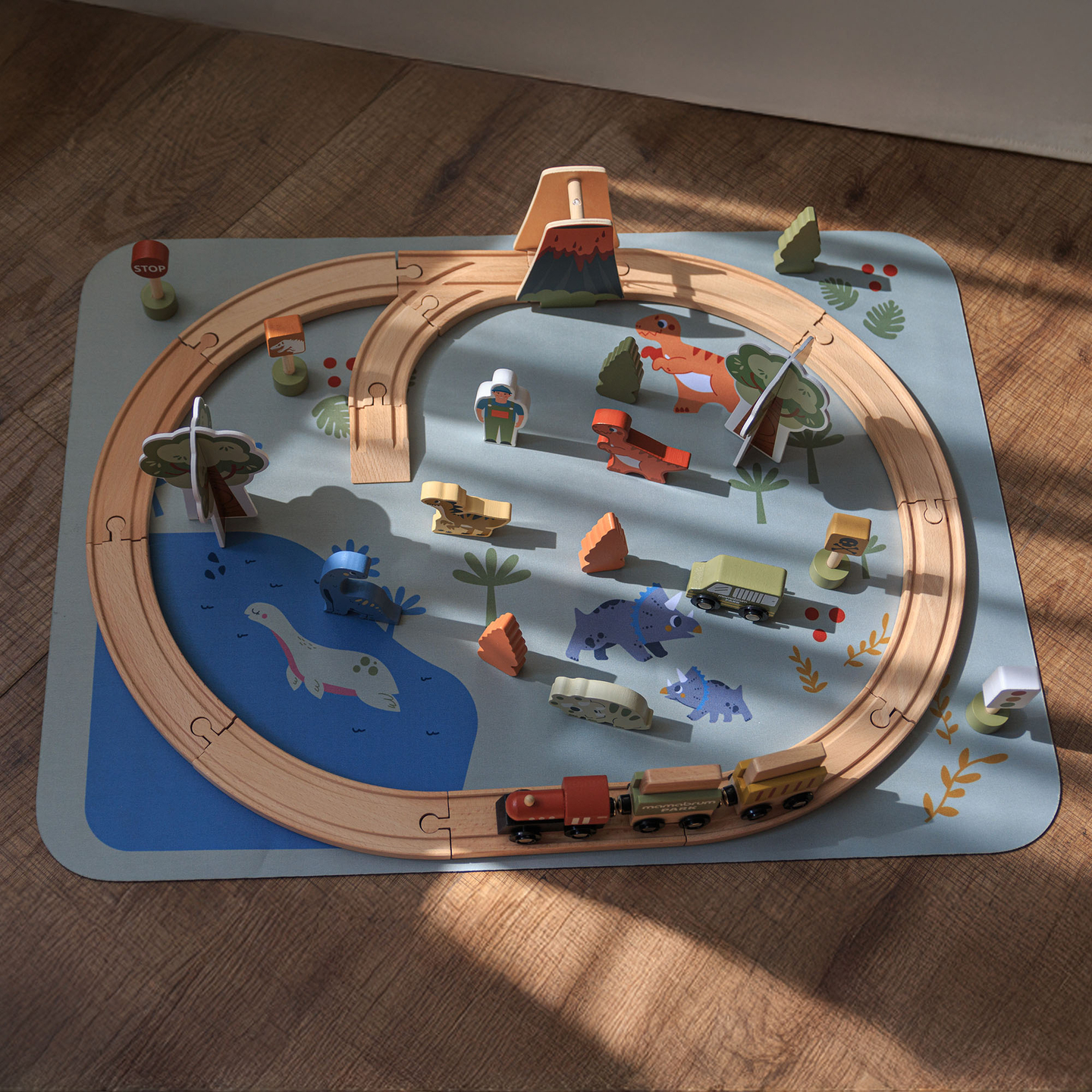 Дървено влакче Дино Парк с противоплъзгаща постелка - динозаври, влакче, релси, вулкан, камбана