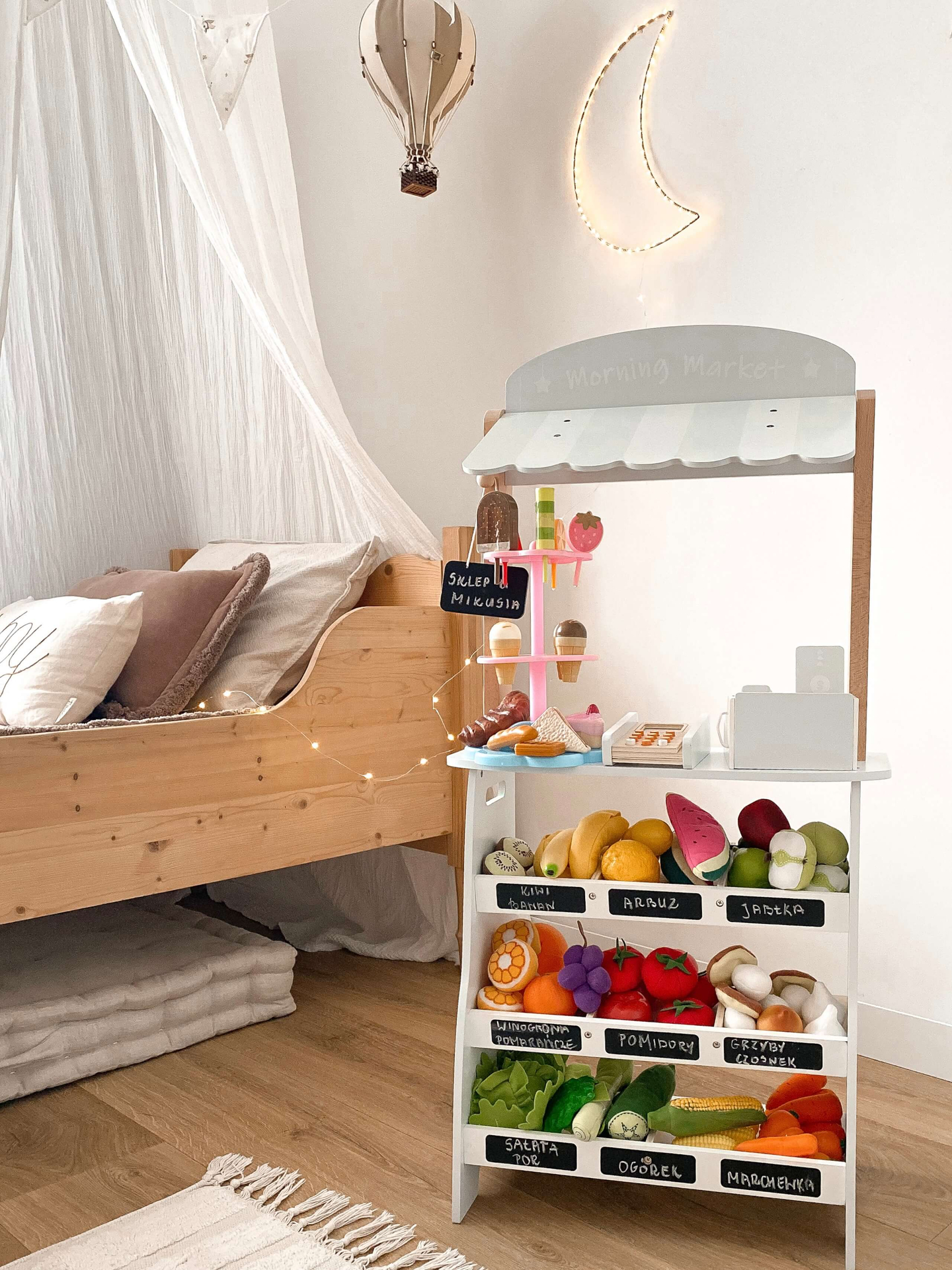 Магазин за зеленчуци - дървен щанд с щайги, касов апарат и терминал