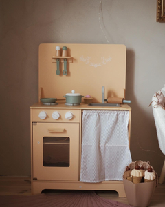 Дървена кухня с престилка, аксесоари и LED осветление