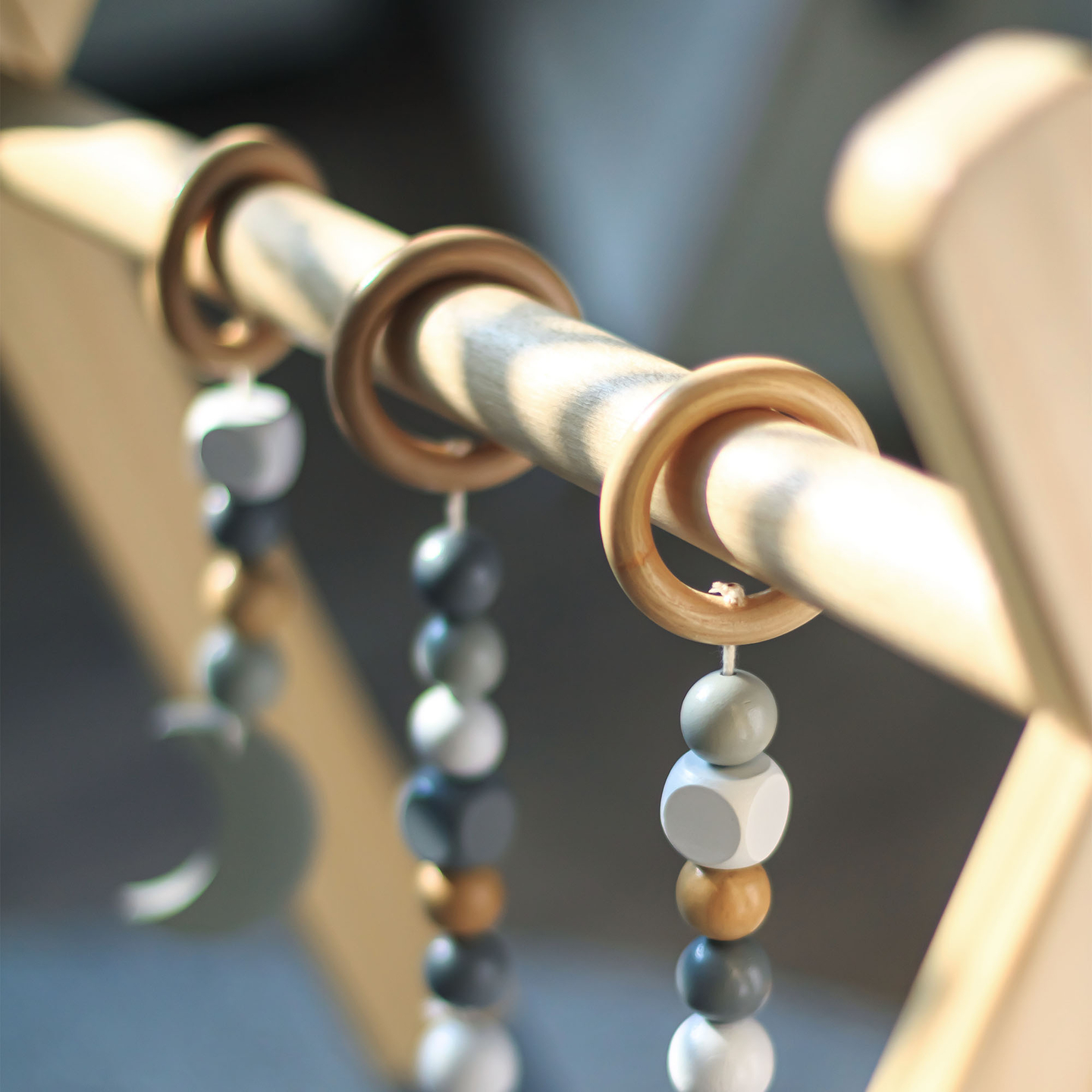 Baby Gym дървена образователна стойка - цвят сив