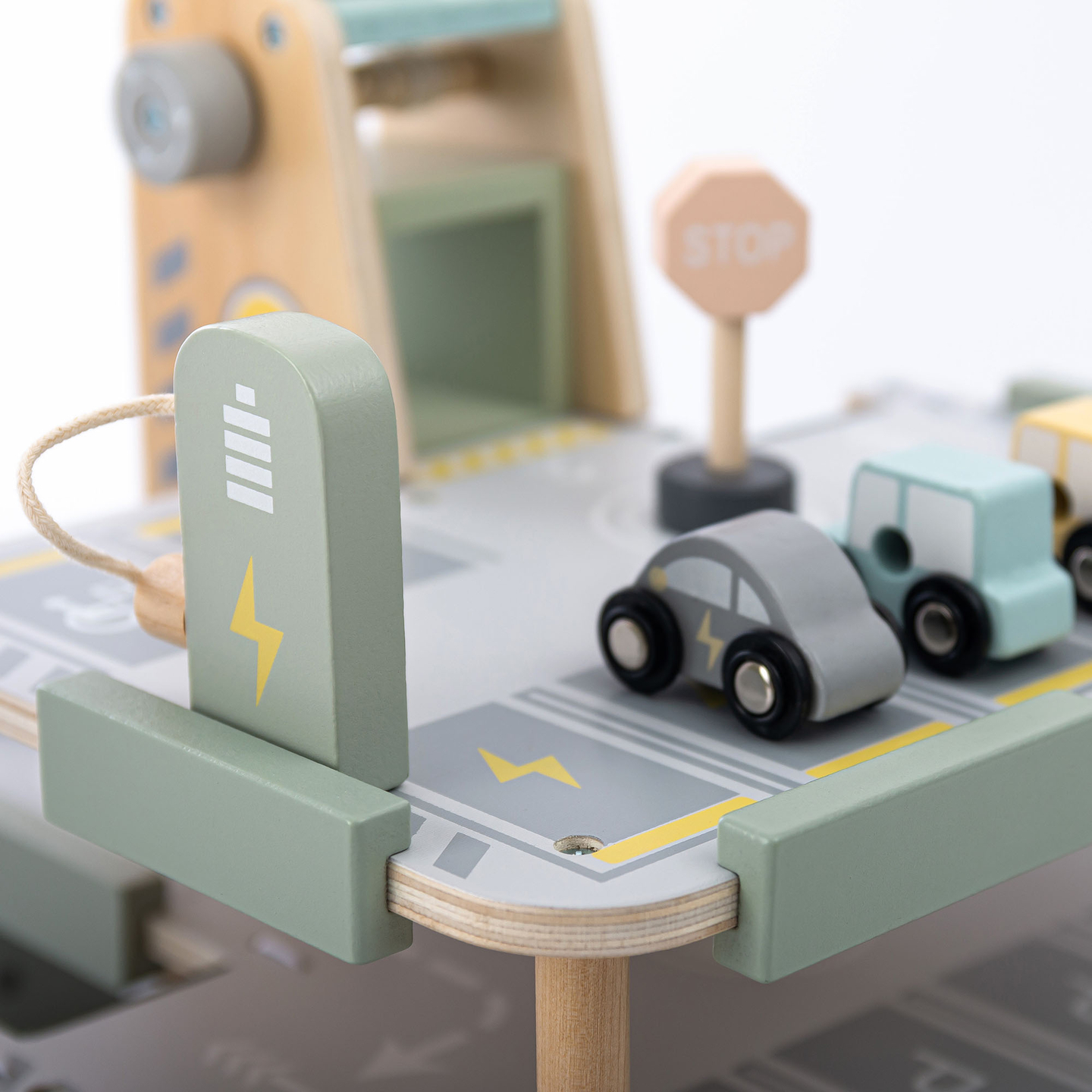 Дървен, триетажен гараж за деца с аксесоари – паркинг, бензиностанция, автомивка, хеликоптер