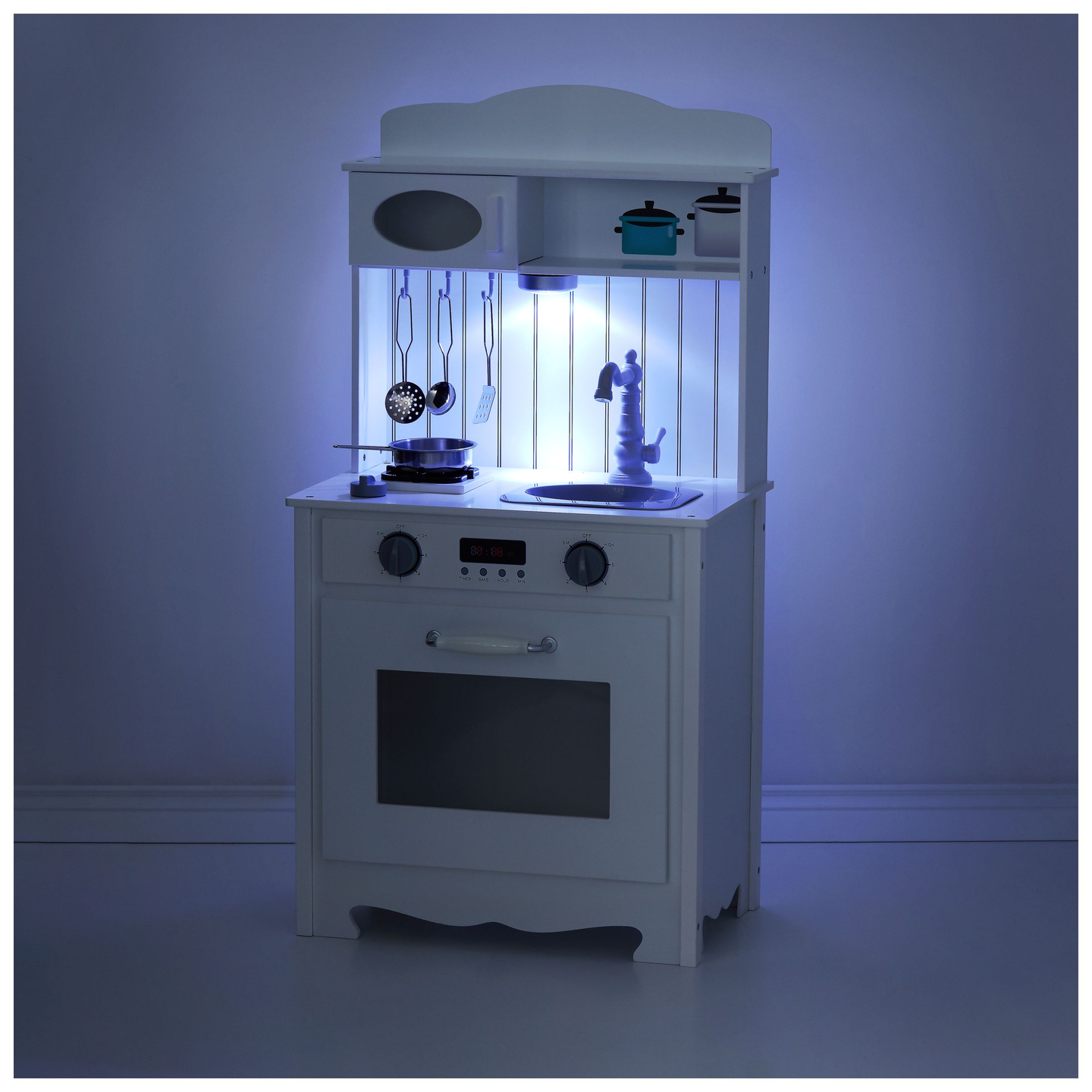 Бяла дървена кухня с престилка, аксесоари и LED лампа