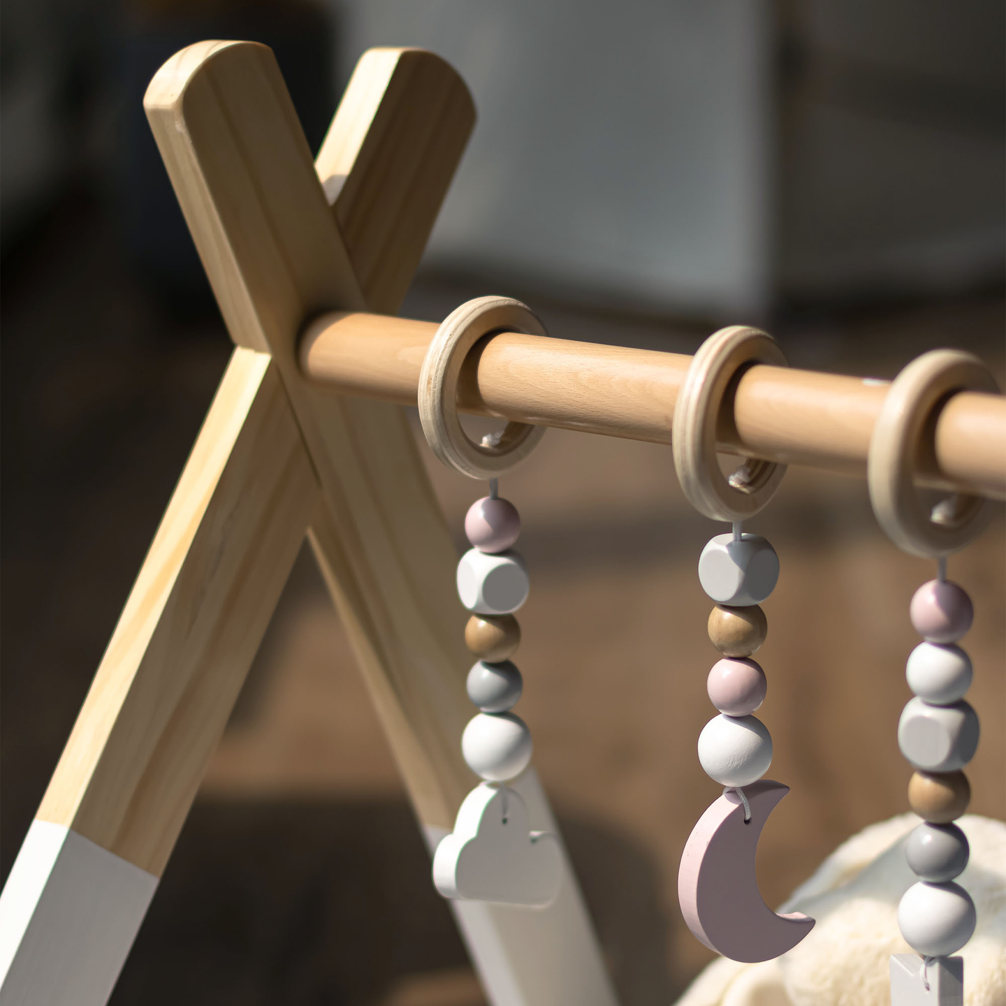 Дървена образователна стойка Baby Gym - бял цвят