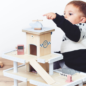 Дървен триетажен паркинг с асансьор - гараж за автомобили и хеликоптер