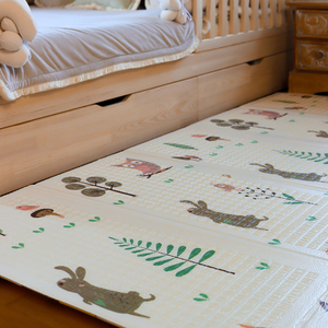 Двустранна подложка от пяна XXL - сгъваема 1 CM (гора с мече и коне)