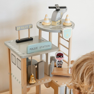 Дървен полицейски участък с аксесоари