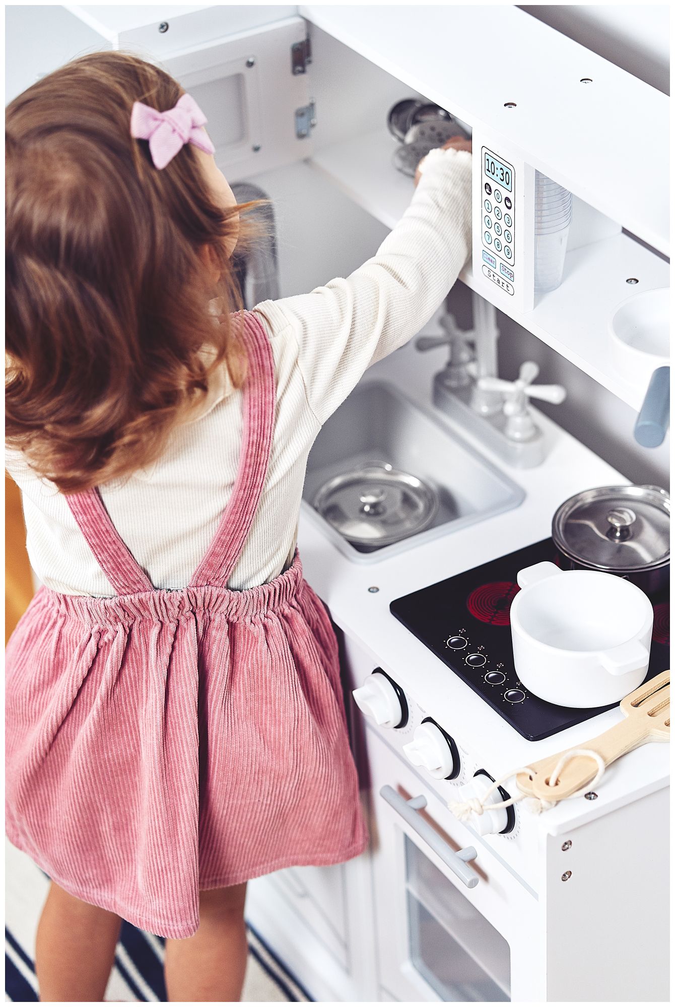 Големи дървени бели кухненски аксесоари и престилка