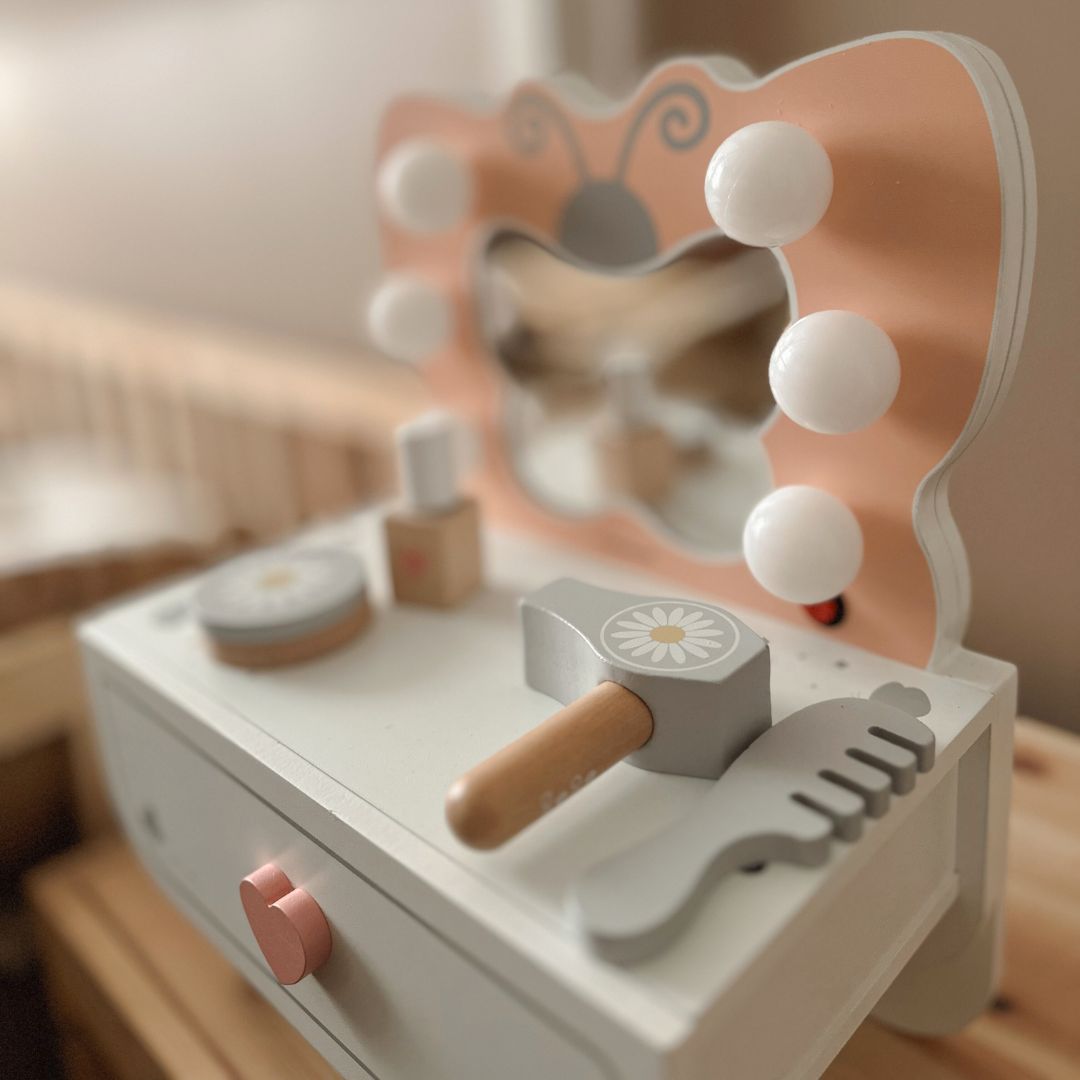 Дървена мини тоалетка с LED осветление - Butterfly