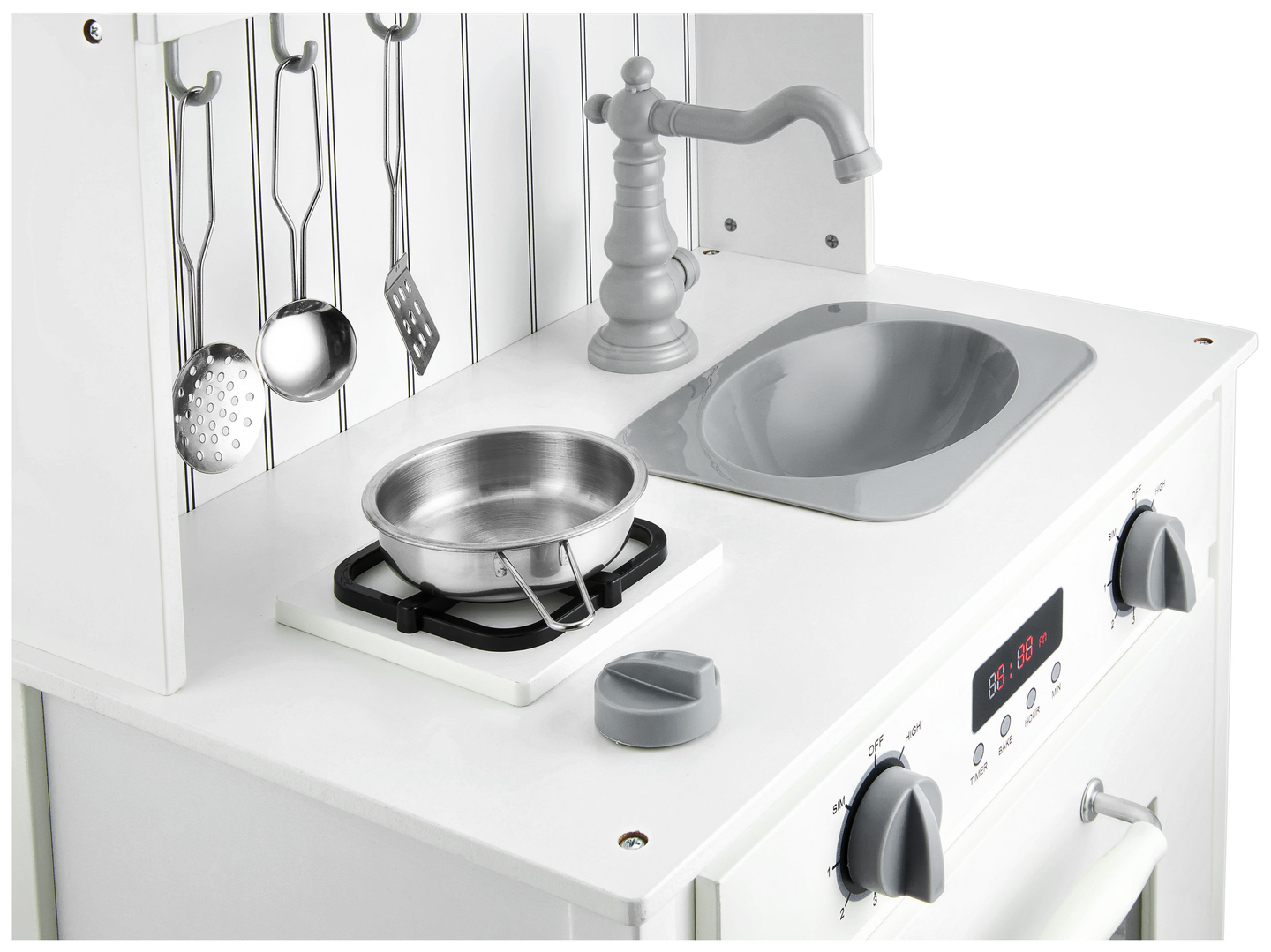 Бяла дървена кухня с престилка, аксесоари и LED лампа