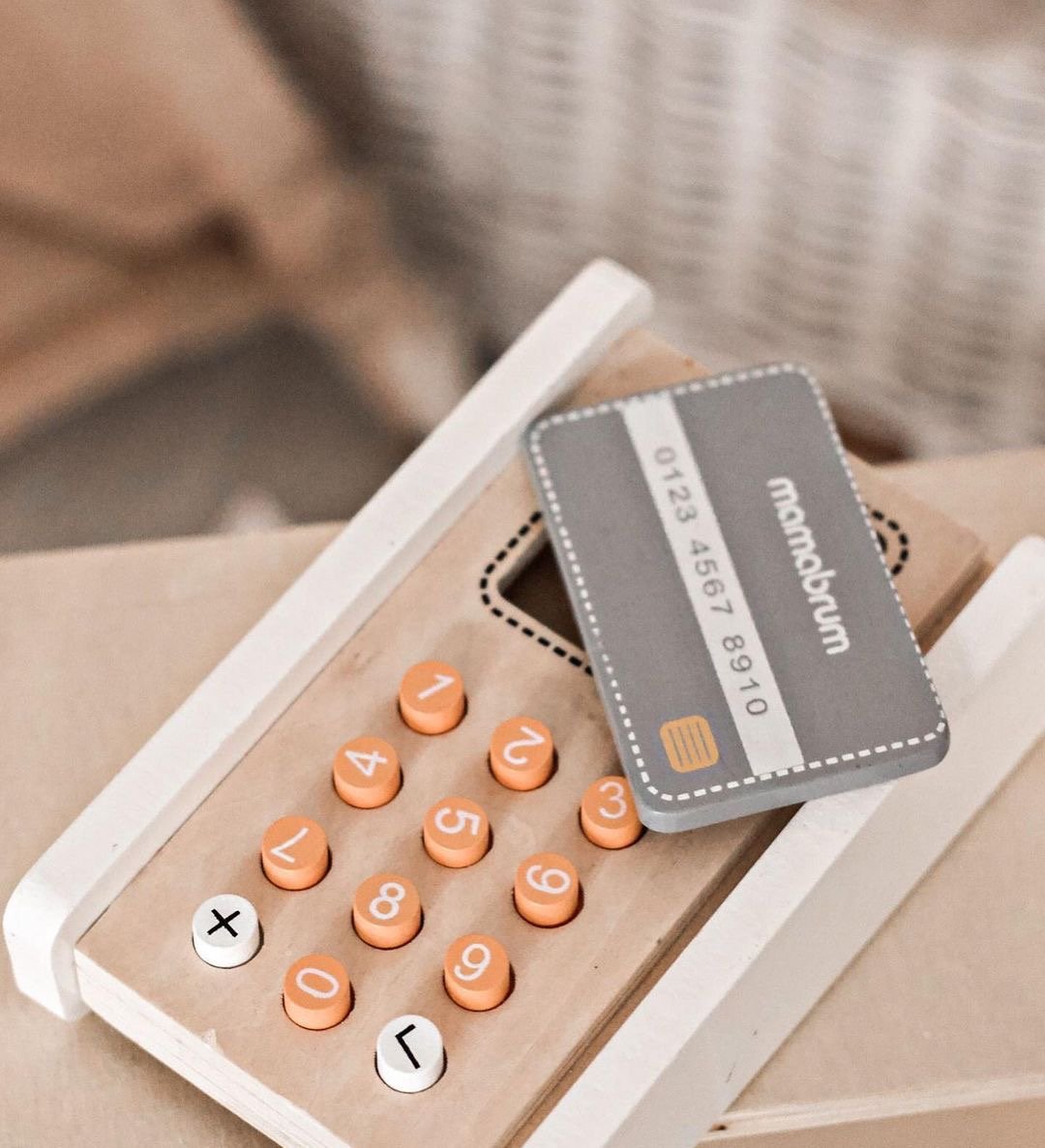 Мини маркет - магазин с кантар, терминал, разплащателна карта и плодове