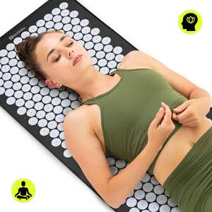Голяма постелка за акупресура с възглавница и калъф - 130 см HyperMotion черно-бяла