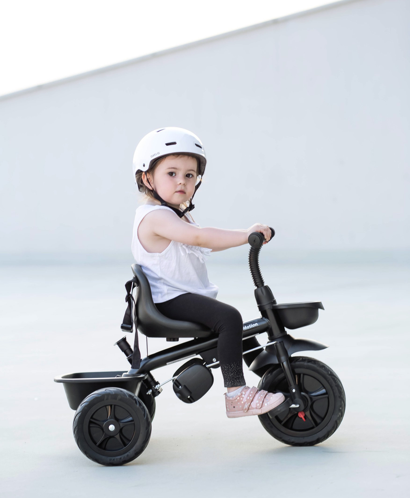 HyperMotion TOBI VECTOR триколка - вечни надуваеми колела + щанга за бутане. Цвят: черен.