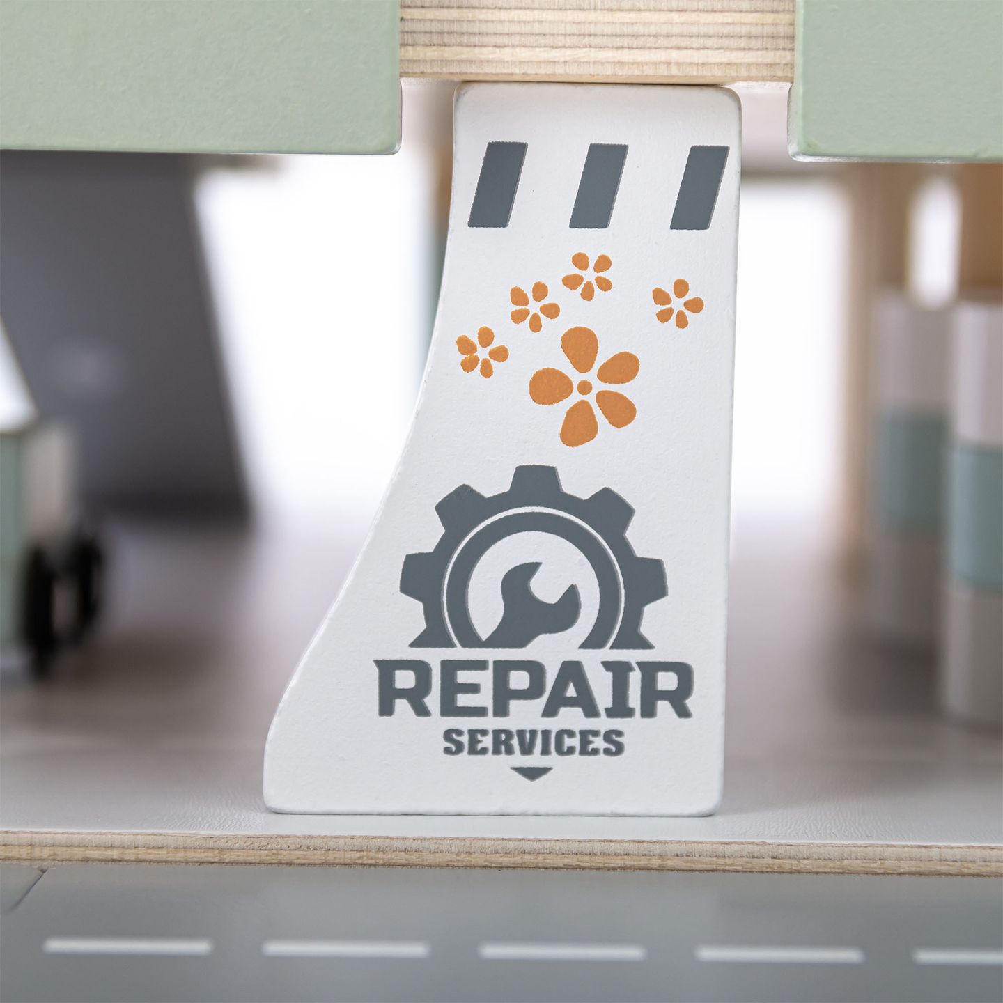 Дървен, триетажен гараж за деца с аксесоари – паркинг, бензиностанция, автомивка, хеликоптер