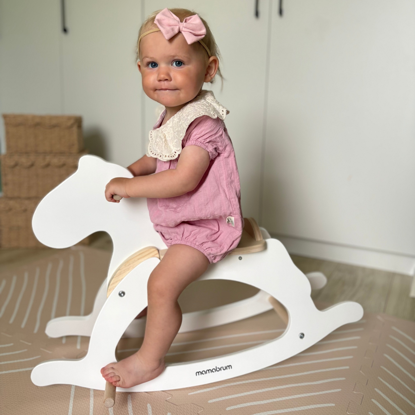 Дървено люлеещо се конче - бяло - от 12 месеца.