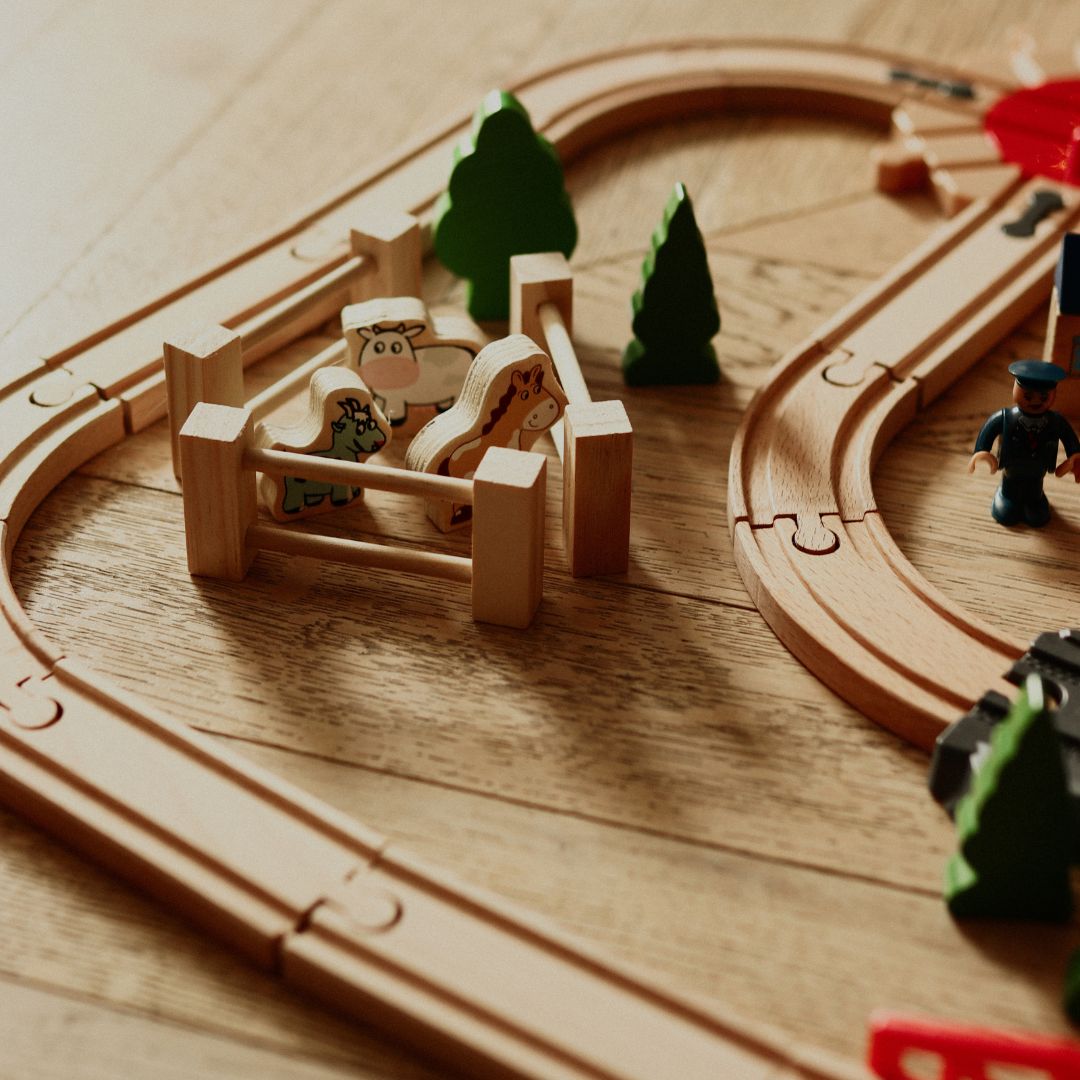 Дървена железница, акумулаторен влак - Град: релси, коли, мост, летище