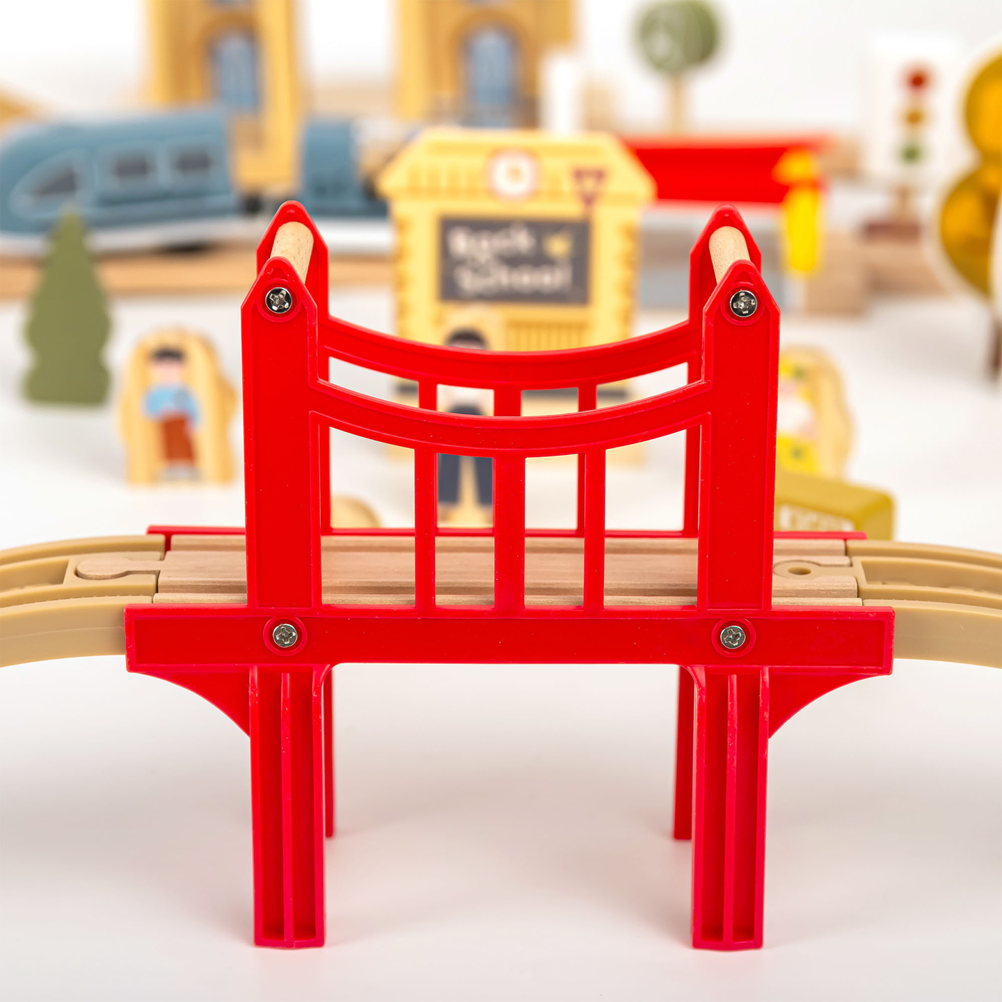 Дървена градска железница с електрически влак - движещ се кран, кораб, мостове