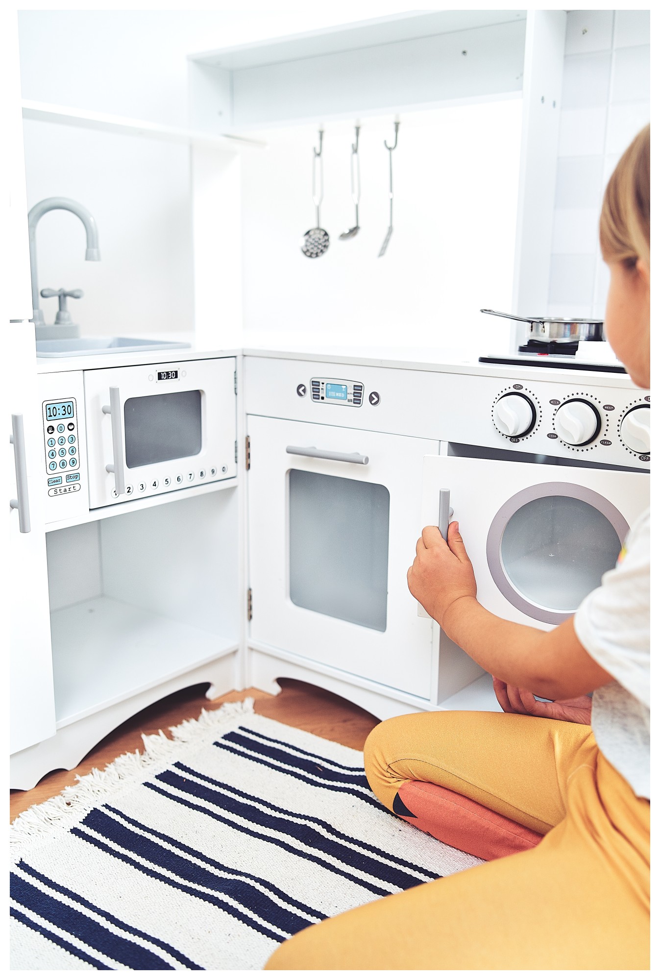 Ъглова дървена кухня XXXL с хладилник, фурна, пералня, престилка и аксесоари