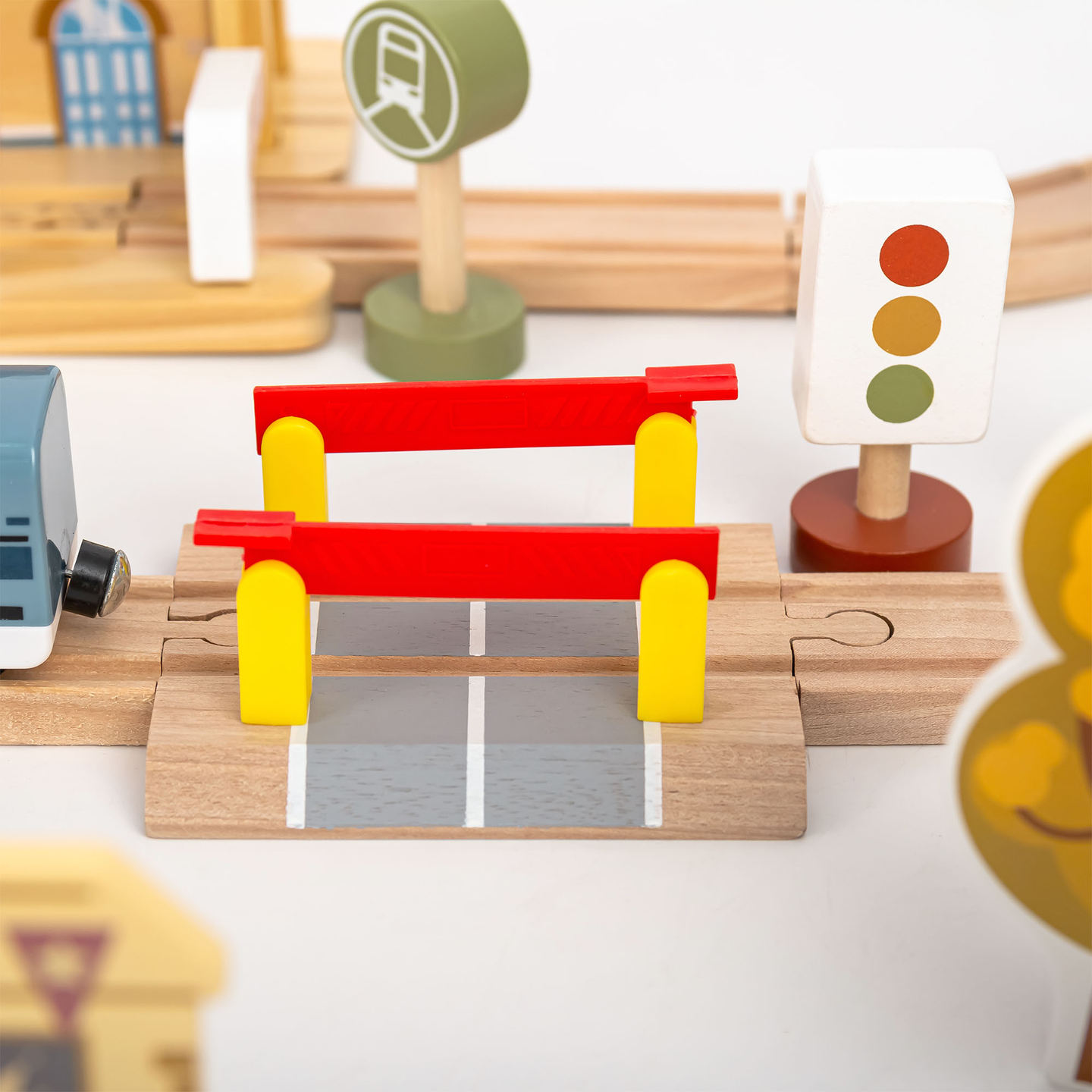 Дървена градска железница с електрически влак - движещ се кран, кораб, мостове