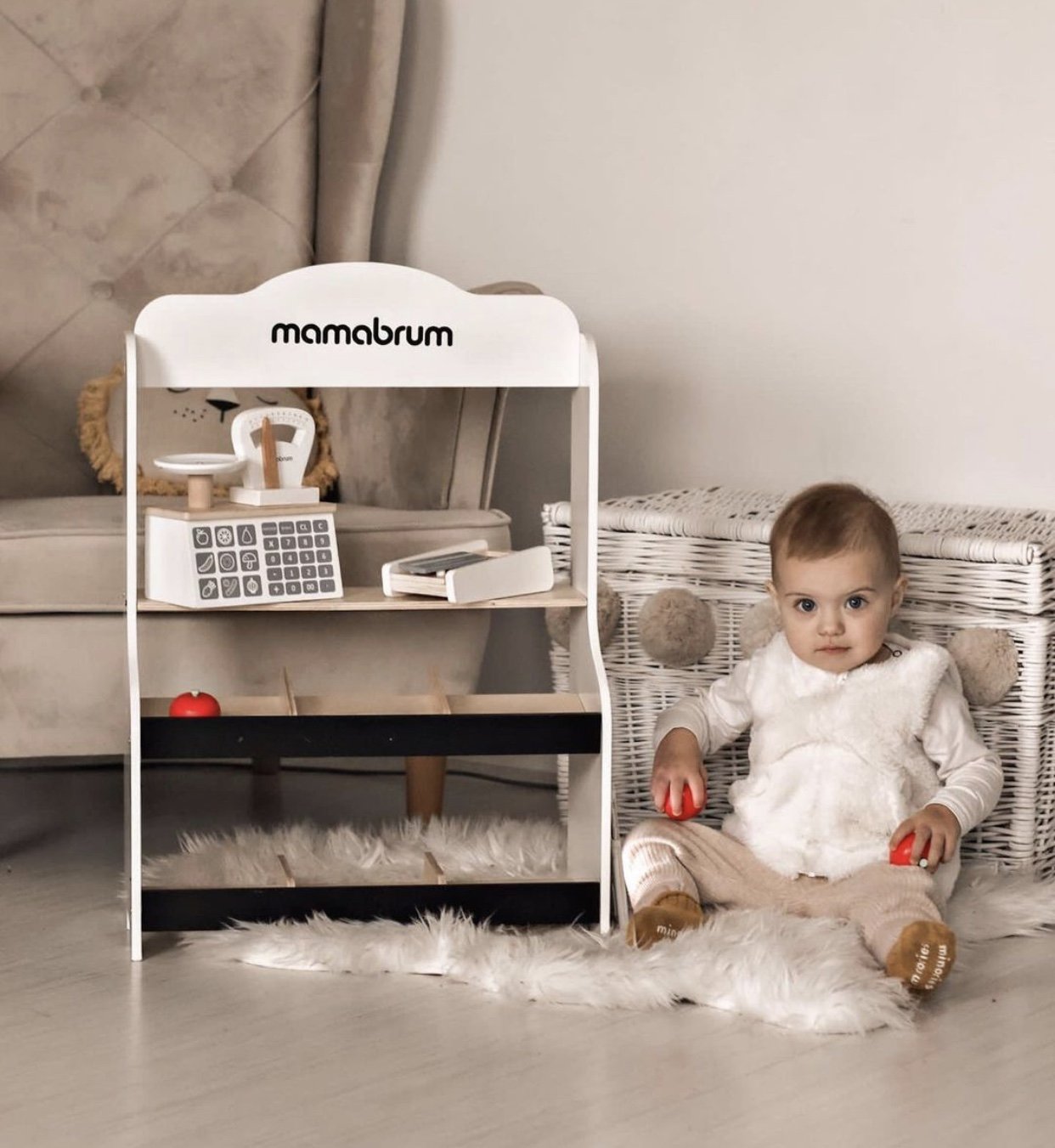 Мини маркет - магазин с кантар, терминал, разплащателна карта и плодове