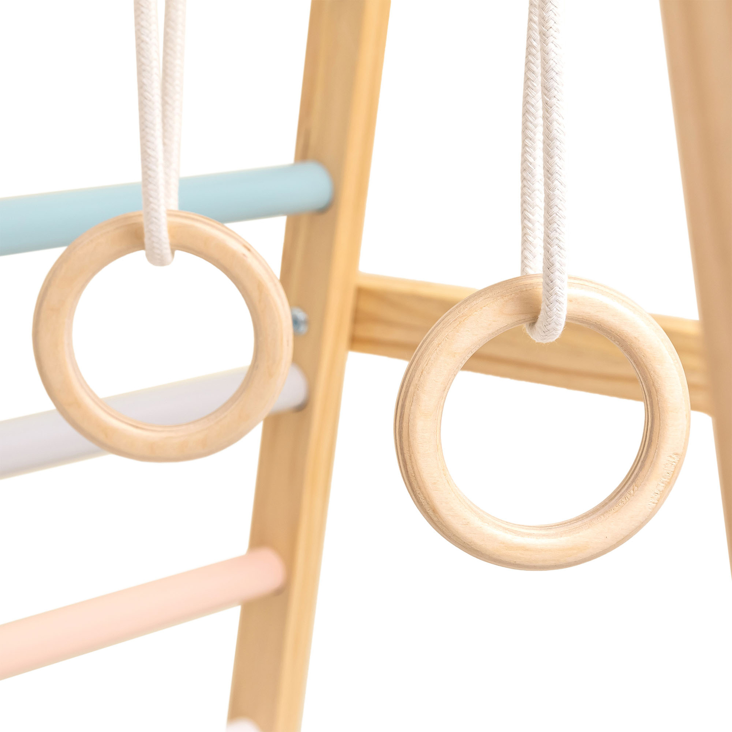 Дървена закрита детска площадка с люлка, гимнастически халки и мрежа за катерене