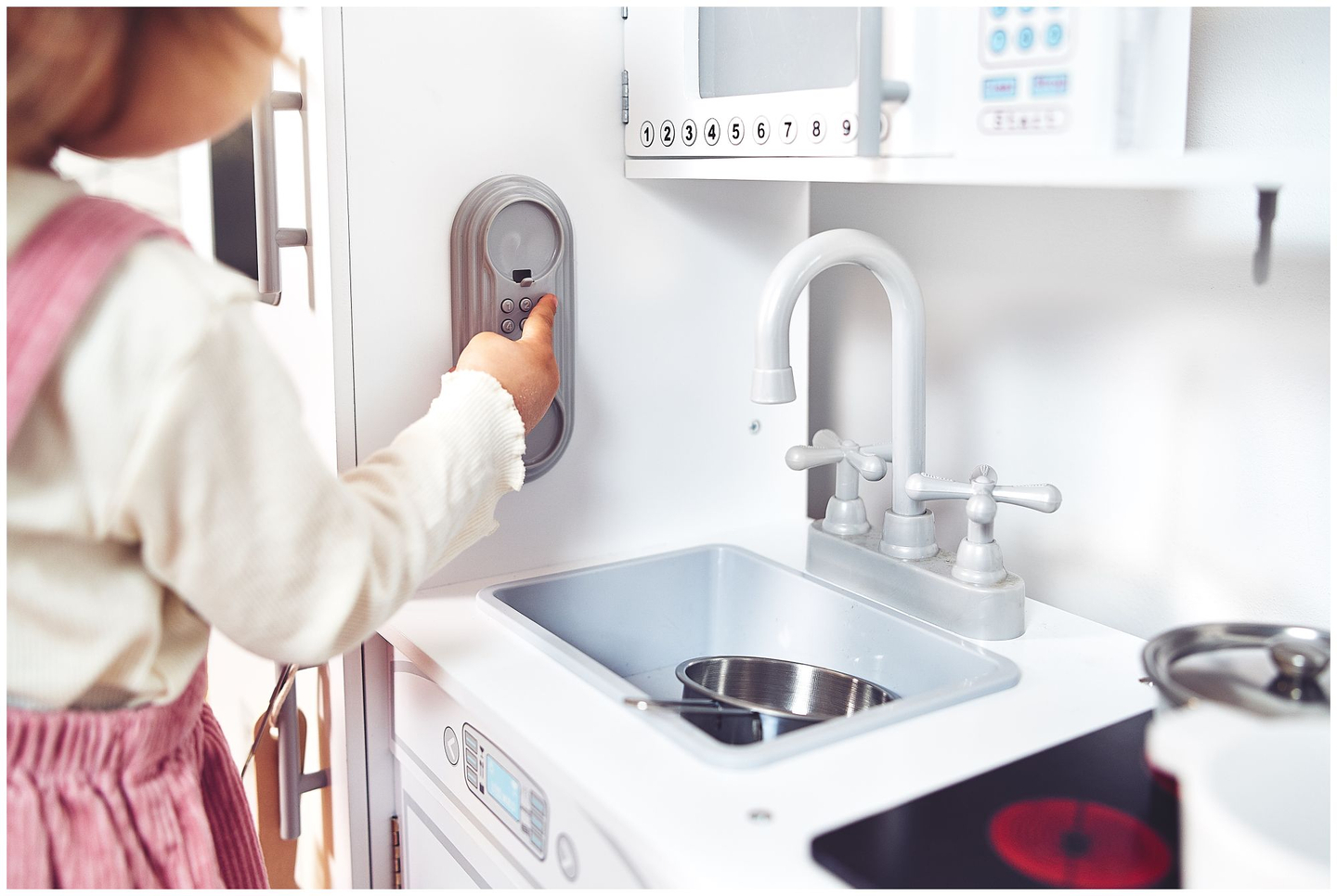 Големи дървени бели кухненски аксесоари и престилка