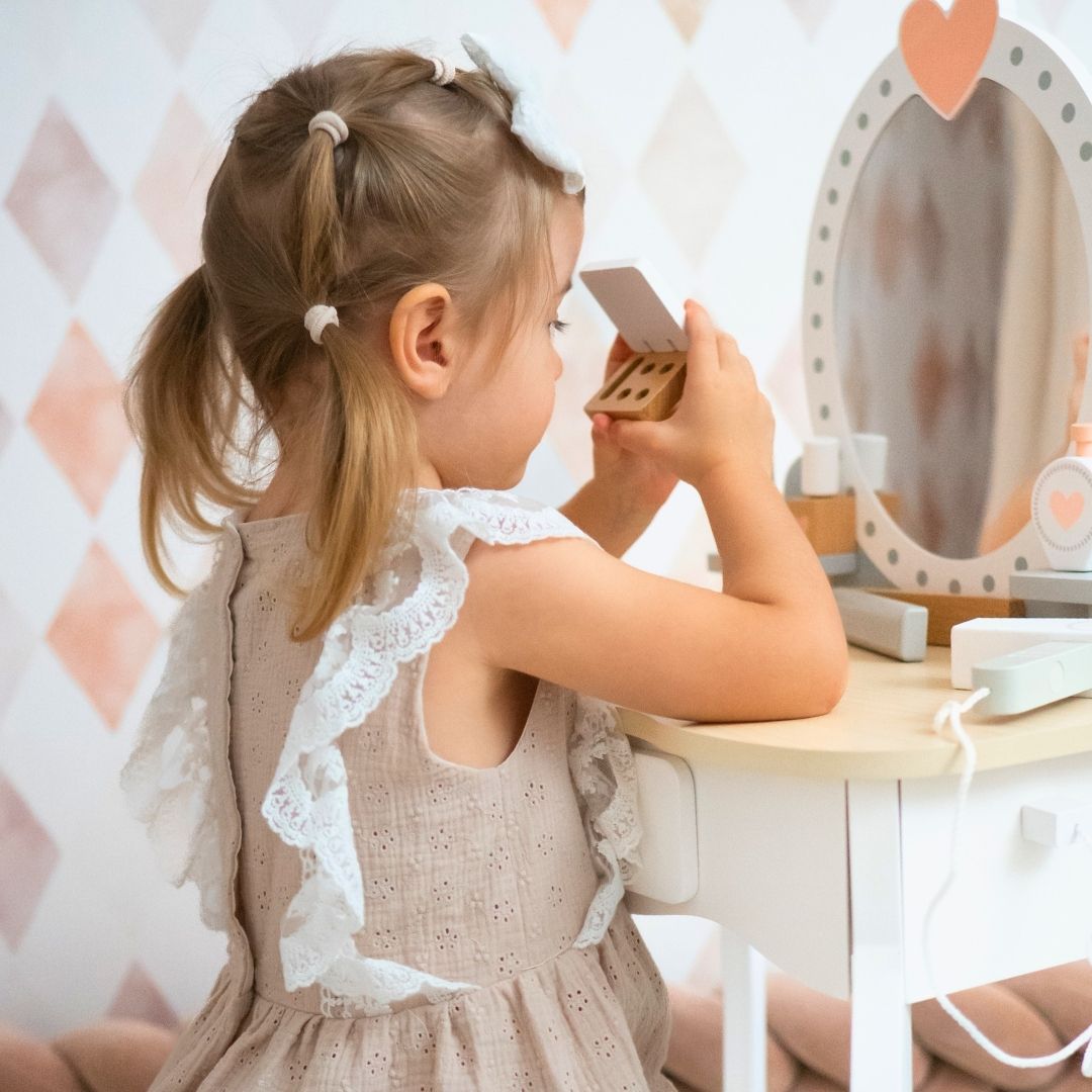 Дървена тоалетка с табуретка и аксесоари