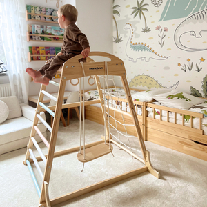 Дървена закрита детска площадка с люлка, гимнастически халки и мрежа за катерене