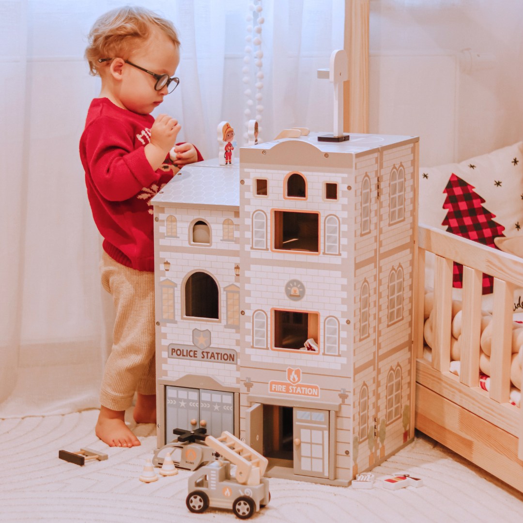 Голяма сгъваема пожарна с полицейски участък - дървен комплект. Пожарна и полицейски участък с аксесоари.