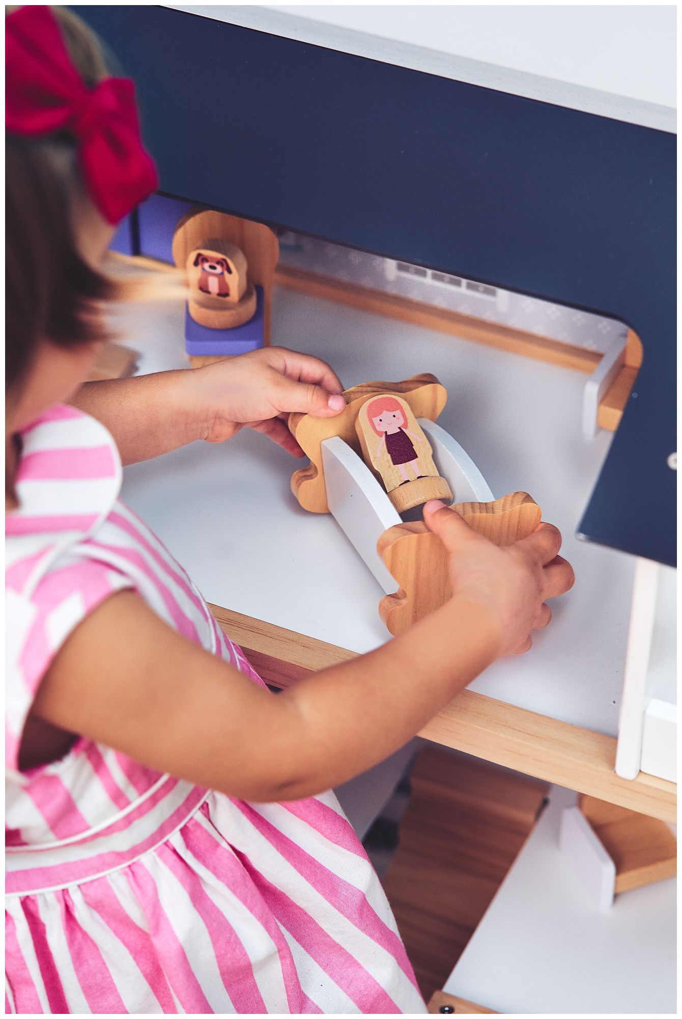 Бяла дървена къща за кукли с аксесоари 18 бр.