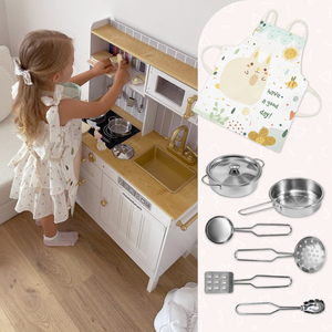 Дървена бяла кухня с аксесоари и престилка