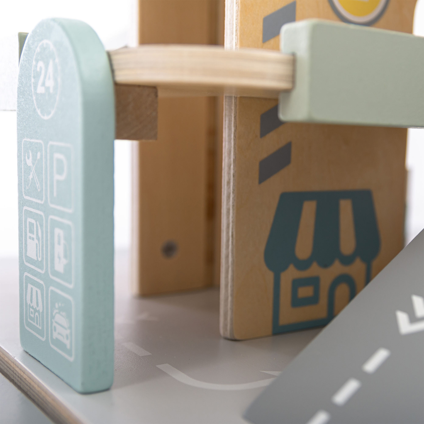 Дървен, триетажен гараж за деца с аксесоари – паркинг, бензиностанция, автомивка, хеликоптер