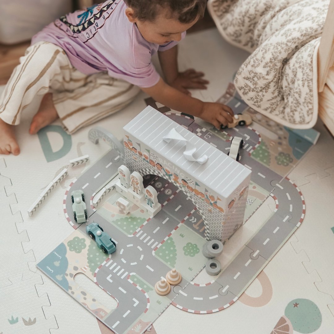 Магнитен куфар със състезателна писта, дървени превозни средства и пътни принадлежности