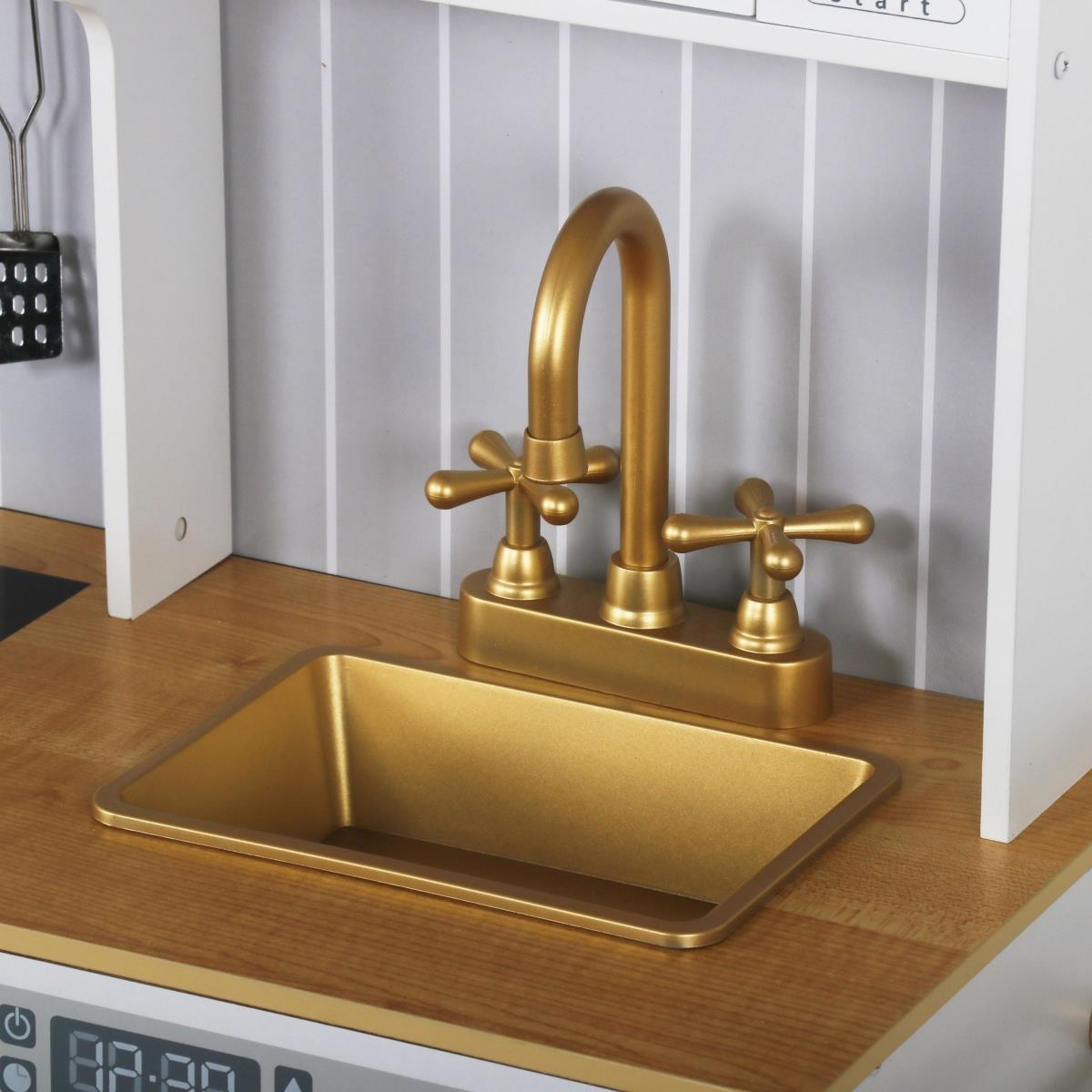 Дървена бяла кухня с аксесоари и престилка