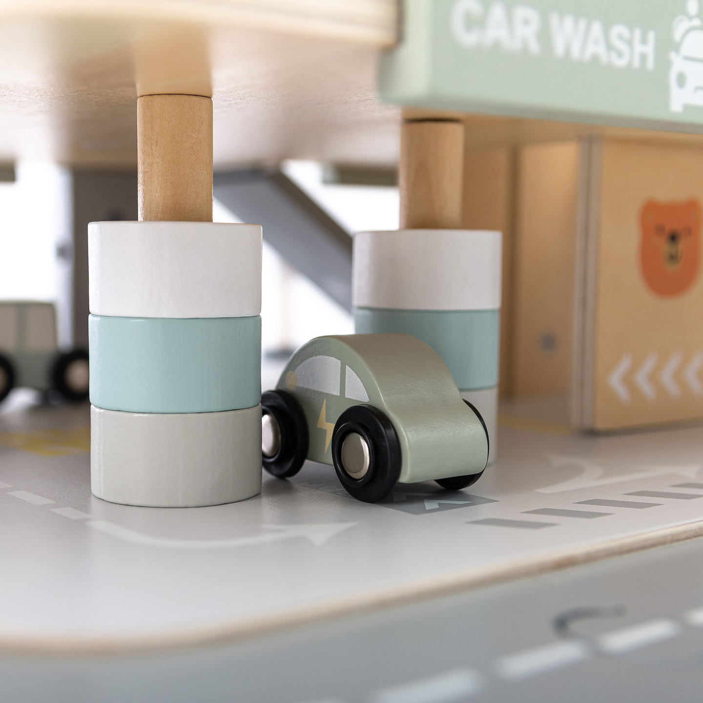 Дървен, триетажен гараж за деца с аксесоари – паркинг, бензиностанция, автомивка, хеликоптер