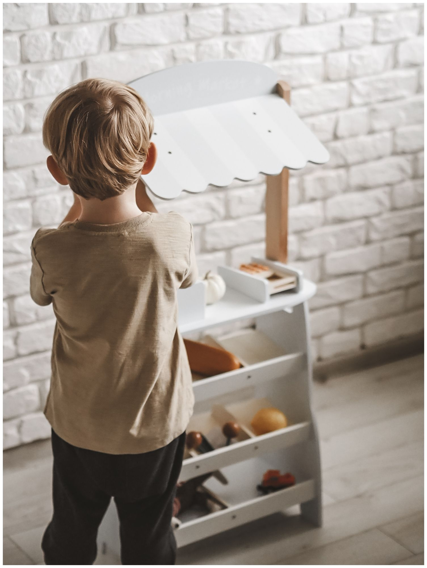 Магазин за зеленчуци - дървен щанд с щайги, касов апарат и терминал